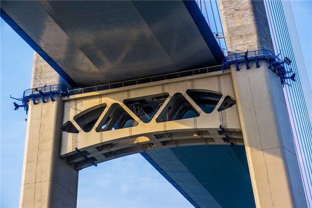 Надежность конструкции Русского моста контролируется через космос