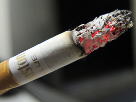 Откровения сотрудника табачной компании: россияне курят дрова, а их "сажают" на сигареты с помощью гламурных аксессуаров