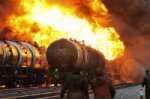 Пожарные тушат 12 вагонов с газокондесатом, сошедшие с рельсов в Кирове