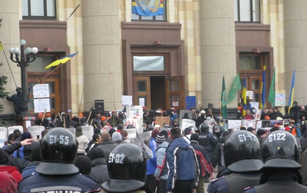  "Сейчас они стоят на коленях". Из харьковской ОГА выбили сторонников Майдана