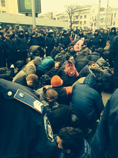  "Сейчас они стоят на коленях". Из харьковской ОГА выбили сторонников Майдана