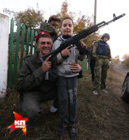 Взрывное перемирие в Донбассе: спецкоры «КП» вывезли из-под огня женщину с 9-летним сыном