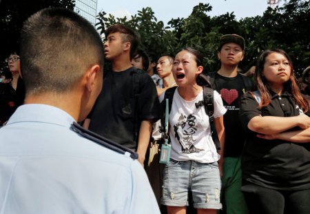 В Гонконге активисты напали на полицейских