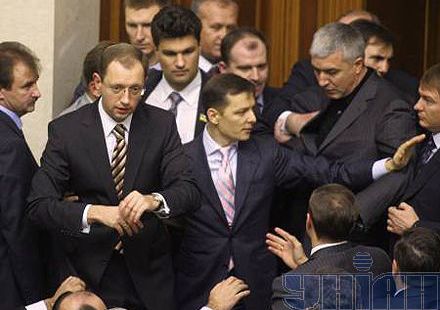 Яценюк заявил, что у коалиции уже есть 300 голосов, а Ляшко хочет быть глав ...
