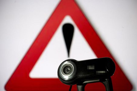 Британские СМИ о слежке хакеров за пользователями веб камер в их домах