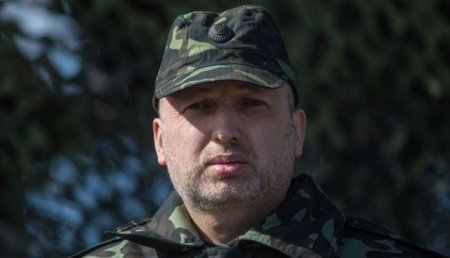 Турчинов призвал украинцев быть готовыми к введению военного положения