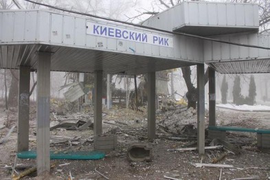 Видео: В Донецке снаряд попал в остановку – есть раненные и жертвы