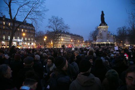 Тысячи французов вышли ночью на улицы. Чем закончится эта ночь?