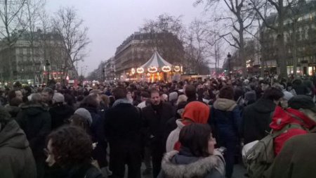 В Париже началась акция в память об убитых в сегодняшнем теракте