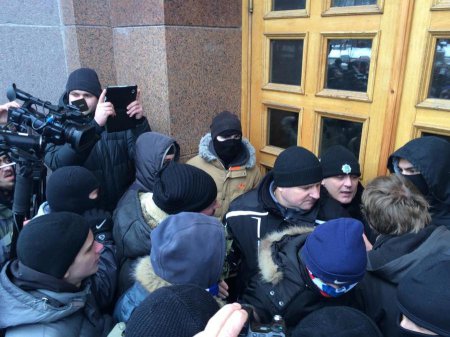 Протестующие предприняли попытку штурма здания мэрии Киева — прямая трансля ...
