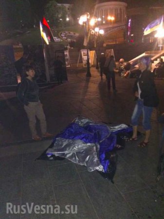 Неизвестные в балаклавах снесли палатки на Майдане в Киеве (ФОТО)