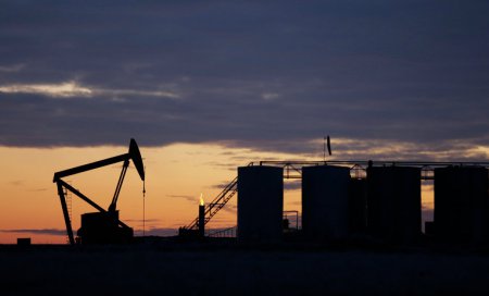 Нефть дешевеет на опасениях переизбытка предложения на рынке