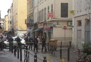 В Марселе из машины открыли стрельбу по прохожим