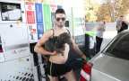 Киевские мужчины позировали в бикини ради бесплатного бензина (ФОТОФАКТ)