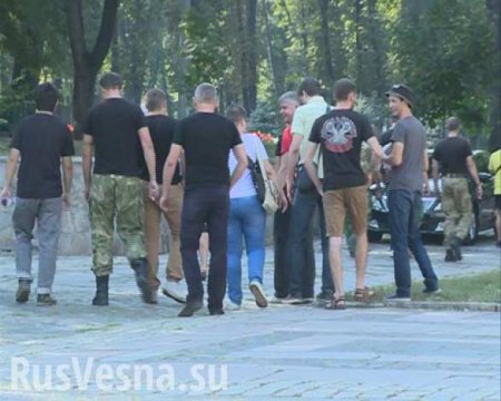 В Днепропетровске неонацисты заблокировали Дворец студентов (ФОТО)