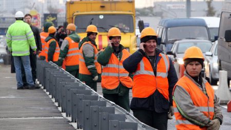 Путин и Медведев поздравили работников дорожного хозяйства