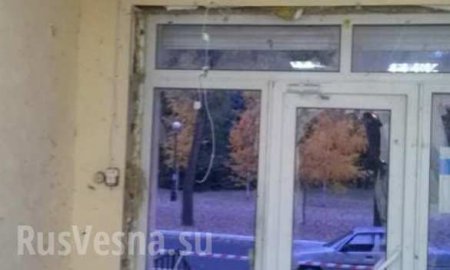 Выборы по-украински: В Днепропетровской области в штаб партии бросили взрывчатку, ранен охранник