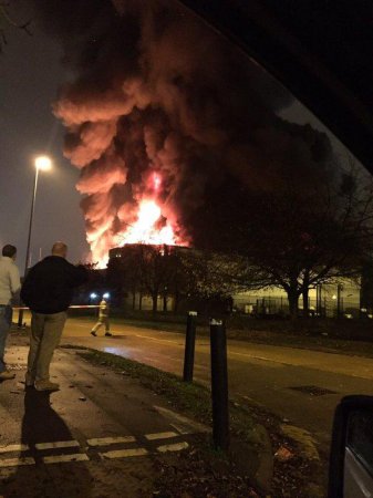 В пригороде Лондона после серии взрывов начался крупный пожар