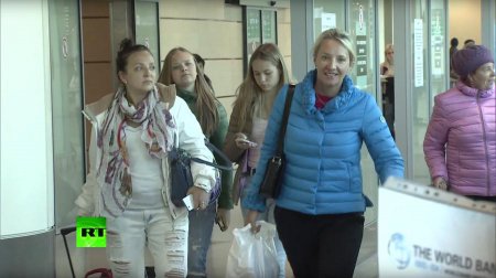 Вернувшиеся из Египта российские туристы — RT: Паники никакой нет, всё в по ...