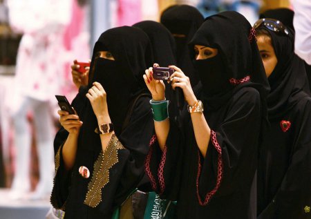 Женщины впервые голосуют на муниципальных выборах в Саудовской Аравии