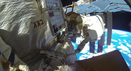 Сергей Волков опубликовал фотографии выхода в открытый космос на МКС