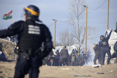 Французская полиция применила слезоточивый газ во время сноса лагеря беженц ...