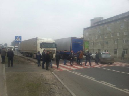 Украинские дальнобойщики вступились за российских водителей и перекрыли трассу на Львов