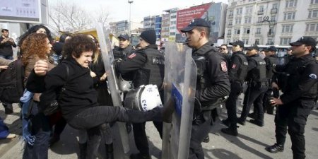 Турецкая полиция разогнала резиновыми пулями женскую демонстрацию к 8 марта