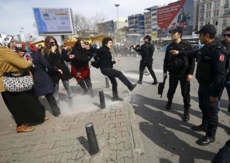Турецкая полиция разогнала резиновыми пулями женскую демонстрацию к 8 марта