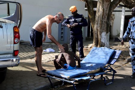 При атаке террористов на отели в Кот-д'Ивуаре погибли 16 человек, среди ни ...