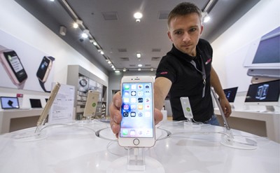 В России крупные ритейлеры снизили цены на смартфоны