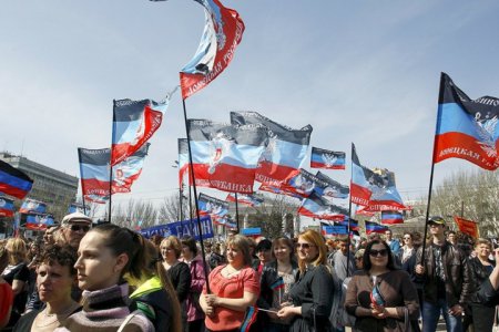 Тысячи человек празднуют в Донецке годовщину провозглашения ДНР
