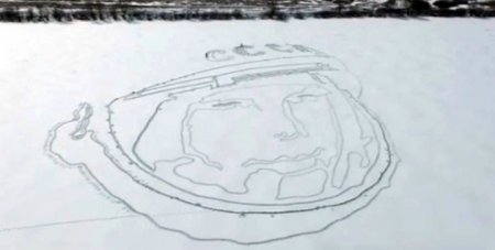 Художники-энтузиасты сделали портрет Гагарина на льду озера Велье