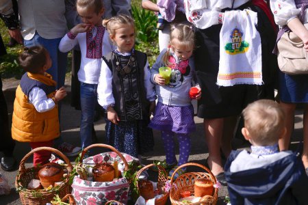 Яценюк побывал на пасхальном богослужении в Киеве