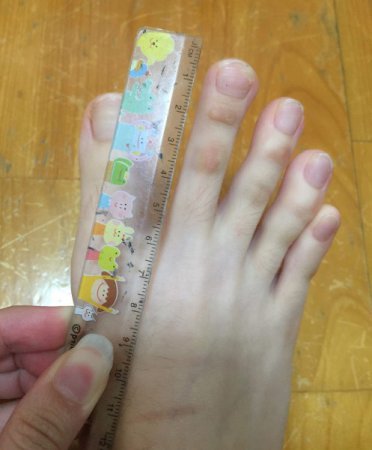 Девушка из Тайваня удивила сеть своими очень длинными пальцами ног