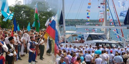 Крым отмечает День России праздничными шествиями и парусной регатой