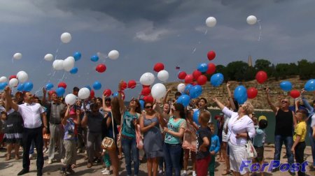 Крым отмечает День России праздничными шествиями и парусной регатой