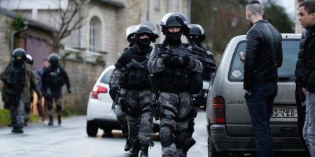 Французский спецназ блокировал российских болельщиков на подъезде к Лиллю