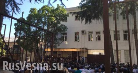 СРОЧНО: В Абхазии протестующие прорвались ко входу в МВД