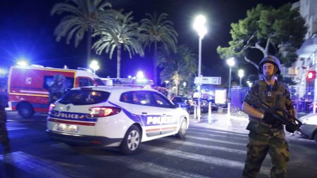 Террористы атаковали Ниццу после анонса отмены режима ЧП во Франции