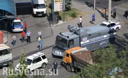 В Ереване радикалы удерживают шесть заложников