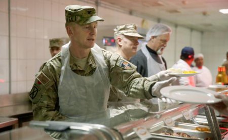 Как Пентагон борется с голодом в своих рядах