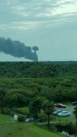 На пусковой платформе SpaceX прогремело несколько взрывов (ФОТО, ВИДЕО)