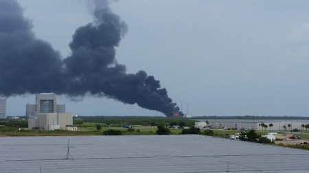 На пусковой платформе SpaceX прогремело несколько взрывов (ФОТО, ВИДЕО)