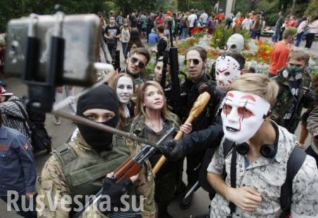 В Киеве прошел зомби-парад: окровавленные лица и хороводы смерти (ФОТО, ВИДЕО)