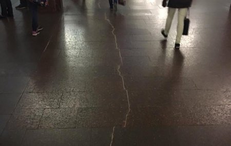 На станции киевского метрополитена треснула платформа