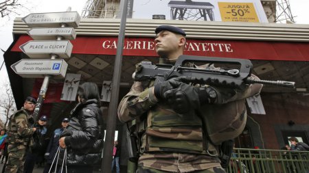 Источник: исполнители парижских терактов проникли в ЕС под видом беженцев