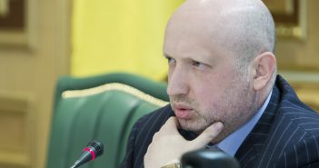 Турчинов выступил за полную изоляцию части Донбасса