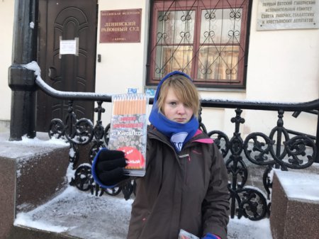 Активисты "Антимайдана" вручили Навальному ватник с надписью "Леша вор"