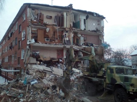 Спасатели продолжают разбирать завалы общежития в Чернигове